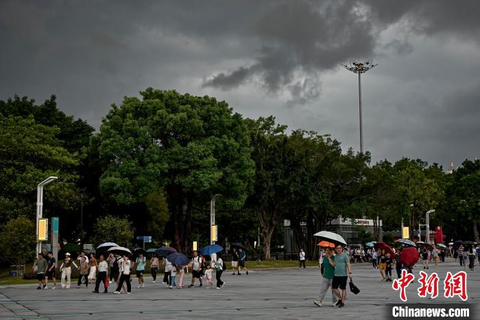 廣州天河區(qū)上空烏云密布?！￡愺K旻 攝