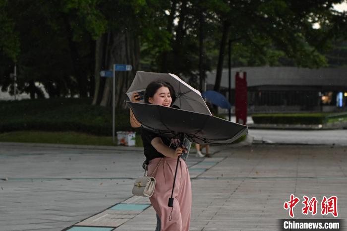 大風(fēng)將一名市民的雨傘吹翻。　陳驥旻 攝