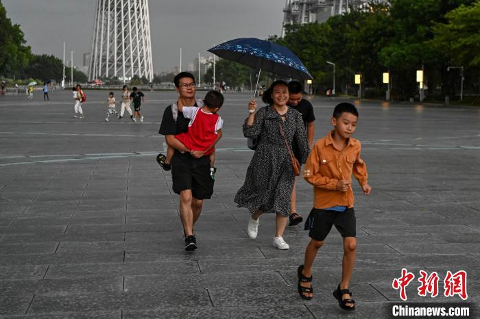 市民前往室內(nèi)避雨?！￡愺K旻 攝