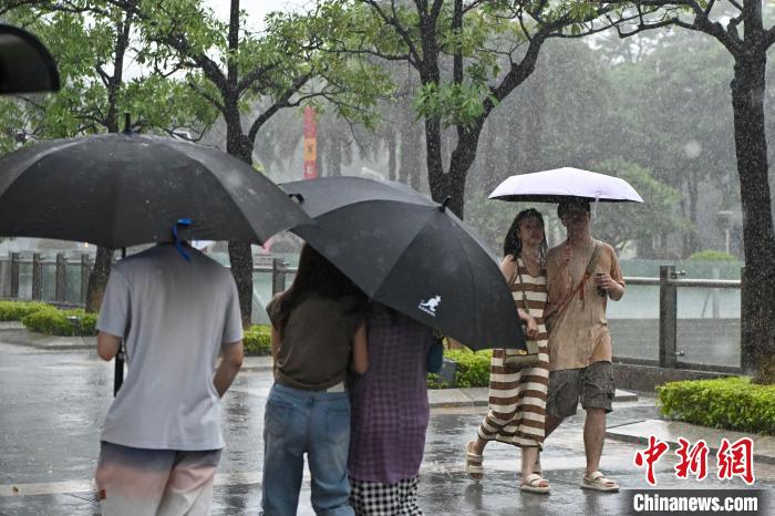 市民雨中出行?！￡愺K旻 攝