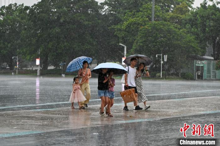 市民雨中出行?！￡愺K旻 攝