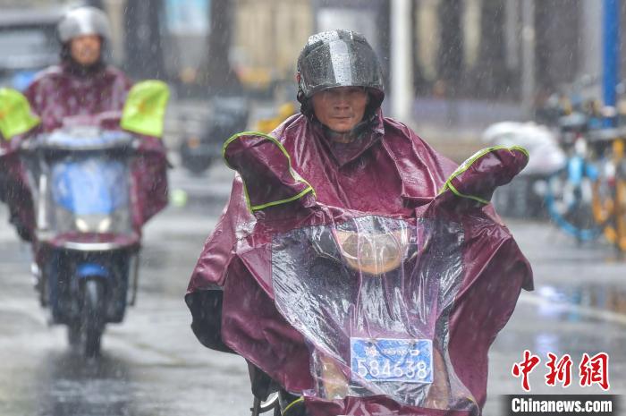 臺風(fēng)“泰利”攜風(fēng)雨影響海南