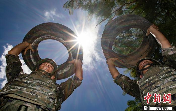 武警官兵在進行推舉輪胎訓練?！×撼薪?攝