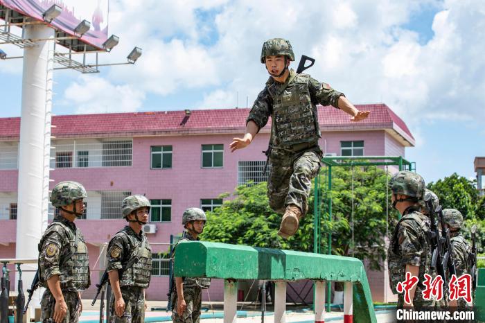 武警官兵在進行通過獨木橋障礙訓練?！∮嗪Ｑ?攝