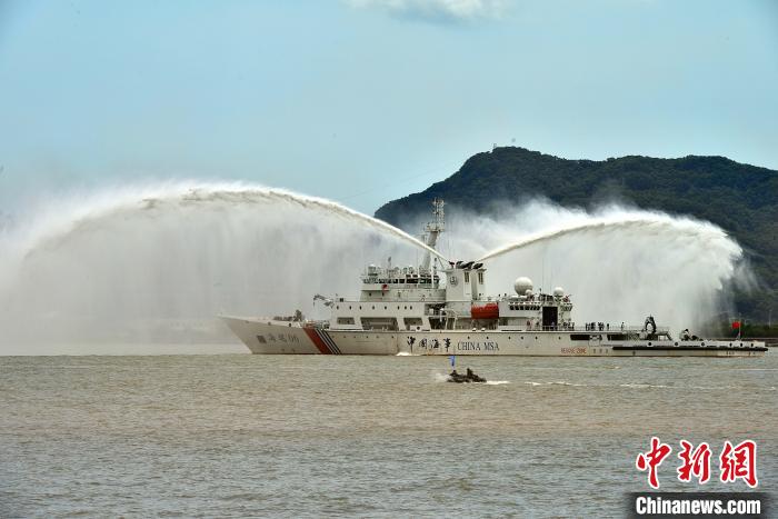 圖為7月18日，2023年福州閩江內(nèi)港區(qū)水上綜合應急演練在福州馬尾海域舉行?！埍?攝