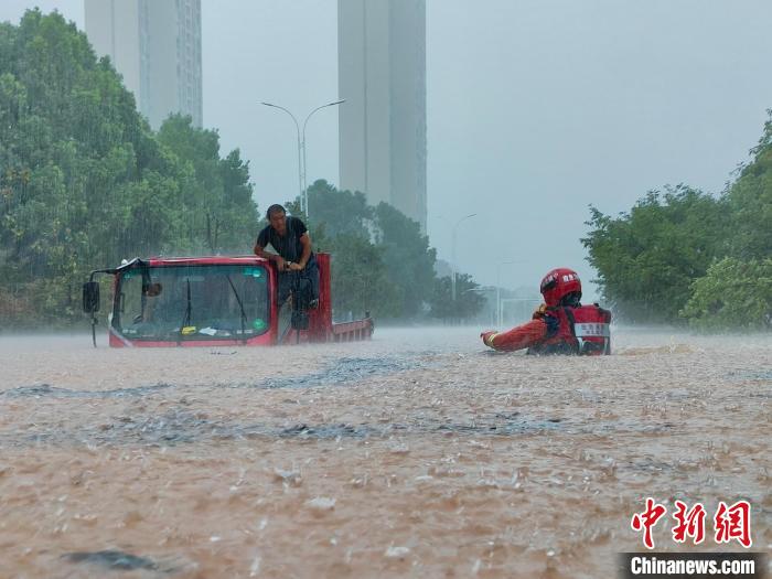 湖北咸寧暴雨引發(fā)內(nèi)澇，消防營(yíng)救疏散民眾 朱燕林 攝