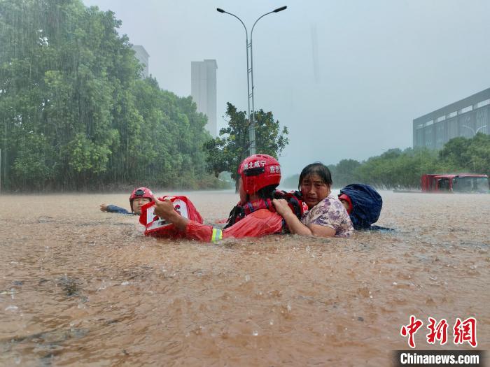 湖北咸寧暴雨引發(fā)內(nèi)澇， 消防營(yíng)救民眾 朱燕林 攝