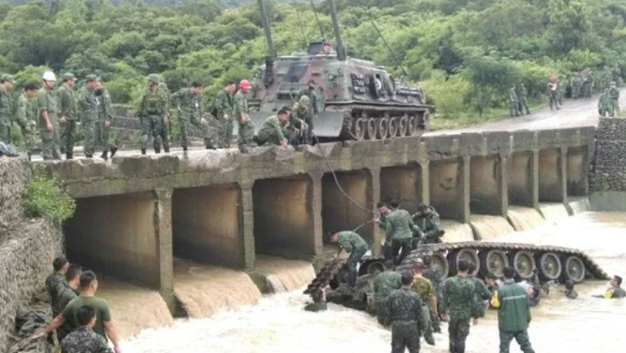 2016年8月16日，臺(tái)軍564旅的CM11戰(zhàn)車發(fā)生墜河意外，四人不幸殉職.PNG