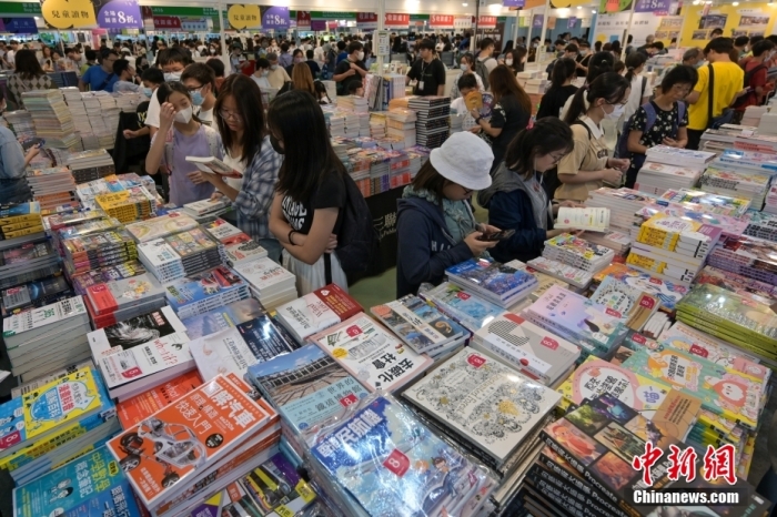 7月21日，在香港會議展覽中心舉行的第33屆香港書展步入第三日，眾多市民到場選購書籍，熱度不減。<a target='_blank' href='/'>中新社</a>記者 陳永諾 攝