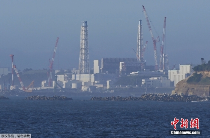 8月24日，從日本福島縣浪江町遠(yuǎn)眺因海嘯受損的福島第一核電站。北京時(shí)間8月24日12時(shí)左右，日本正式開(kāi)始排放福島第一核電站的核污染水。