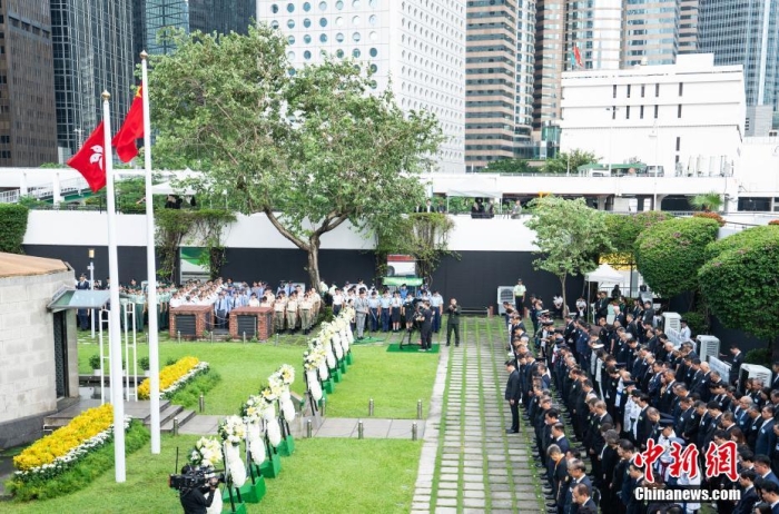 9月3日上午，香港特別行政區(qū)政府舉行“中國人民抗日戰(zhàn)爭勝利紀(jì)念日”紀(jì)念儀式，特別行政區(qū)行政長官李家超等政府官員及各界人士出席。圖為李家超帶領(lǐng)政府官員和各界人士肅立默哀。<a target='_blank' href='/'>中新社</a>記者 侯宇 攝