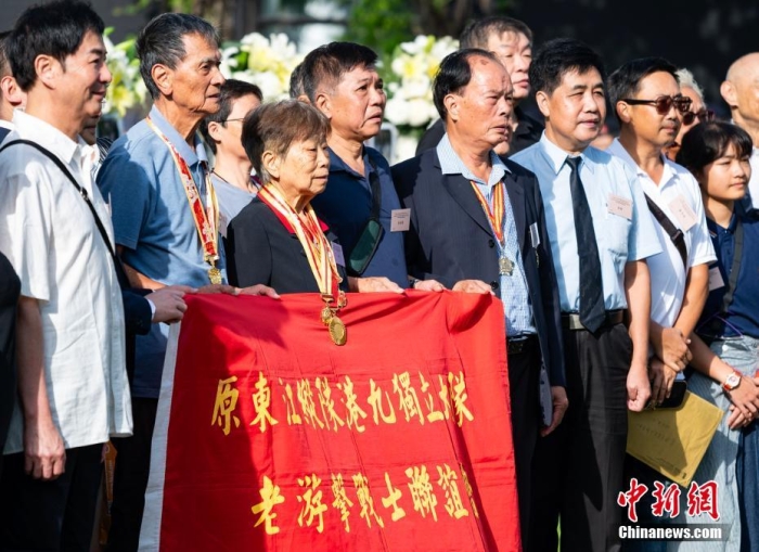 9月3日上午，香港特別行政區(qū)政府舉行“中國人民抗日戰(zhàn)爭勝利紀(jì)念日”紀(jì)念儀式，特別行政區(qū)行政長官李家超等政府官員及各界人士出席。圖為香港抗日老戰(zhàn)士林珍（左三）等在儀式后合影留念。<a target='_blank' href='/'>中新社</a>記者 侯宇 攝