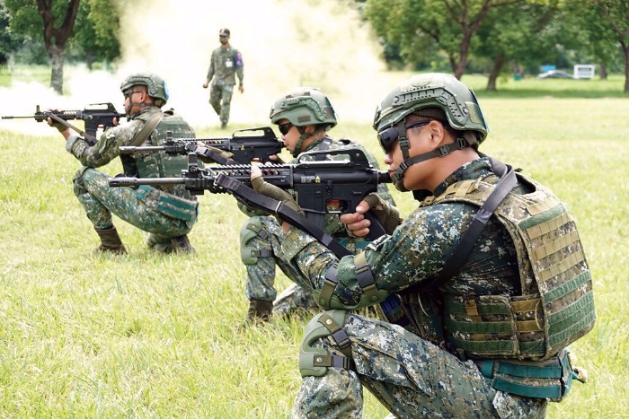 臺軍防務(wù)報告書藏民進黨當局壞心思？島內(nèi)輿論：要用臺灣人的血肉去擋_1694843599506