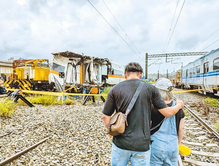 臺檢警單位9月4日前往基隆七堵機(jī)務(wù)段搜索太魯閣號第1到6節(jié)車廂，罹難者家屬聞訊趕到現(xiàn)場。 圖片來源：臺灣“中時新聞網(wǎng)”.jpeg