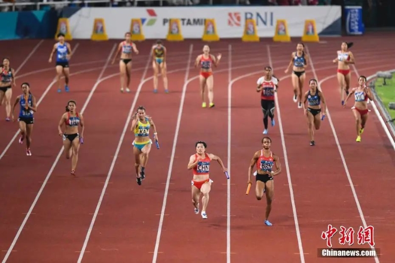 資料圖：雅加達亞運會女子4x100米接力決賽。圖為中國隊第四棒袁琦琦沖刺。<a target='_blank' href='/'>中新社</a>記者 楊華峰 攝