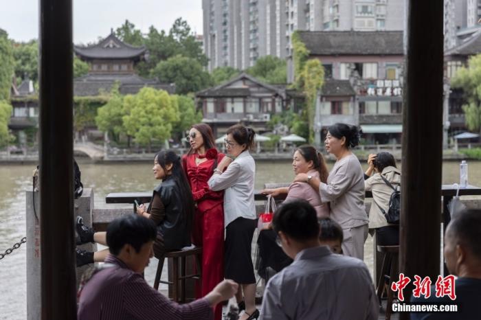 10月6日，浙江杭州，游客在京杭大運(yùn)河南端的拱宸橋附近拍攝照片。 <a target='_blank' href='/'>中新社</a>記者 泱波 攝