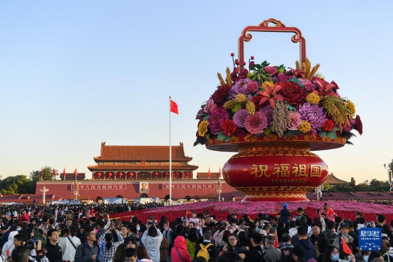 10月1日，在觀看升旗儀式后，人們在北京天安門廣場參觀。（圖源：新華社）