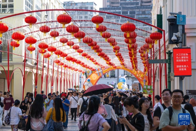 9月30日，游客在澳門議事亭前地游覽。（圖源：新華社）