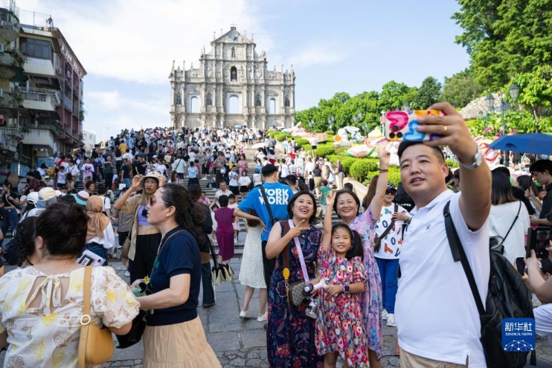 10月1日，游客在澳門大三巴牌坊前游覽。（圖源：新華社）