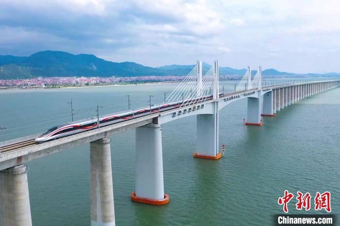 9月28日，復興號智能動車組行駛在福廈高鐵湄洲灣跨海大橋。歷經(jīng)6年多時間建設(shè)，全長277公里的福廈高鐵，穿越多處山脈，跨越多處海灣，將難上九重天的閩道與大海緊緊相連。李響攝