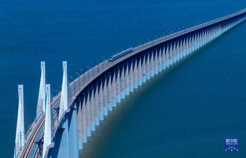 一列運行試驗車組駛過福廈高鐵湄洲灣跨海大橋（9月19日攝，無人機照片）。新華社記者 魏培全 攝