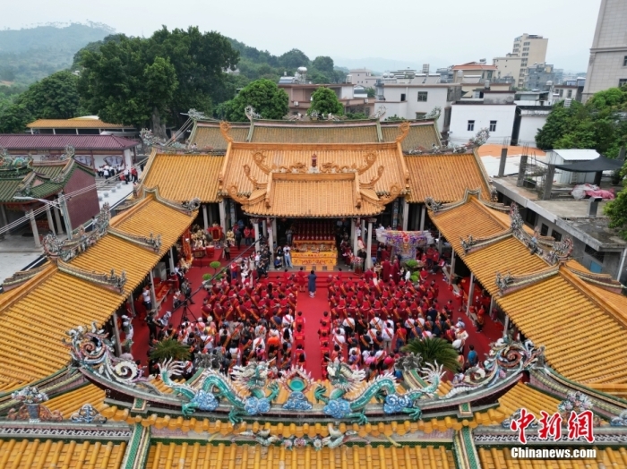 10月19日，廣東省揭陽市，海峽兩岸三山國王祭祀大典在在三山國王祖廟(三山祖廟遺址)舉辦。據(jù)悉，三山國王文化是發(fā)源于粵東地區(qū)、傳播到中國臺灣地區(qū)和東南亞等地的民間信仰，揭陽三山國王祖廟距今1400多年，是兩岸三山國王宮廟的祖庭。圖為兩岸三山國王文化交流參訪團成員參加祭祀大典。(無人機照片)<a target='_blank' href='/'>中新社</a>記者 陳楚紅 攝