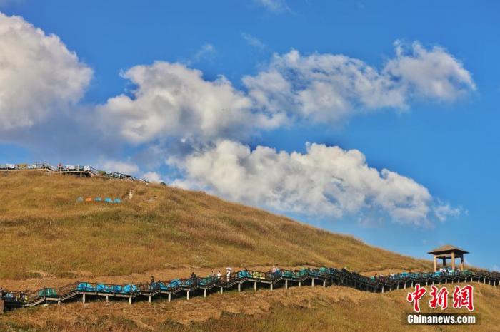 資料圖：圖為江西武功山高山草甸旁的登山步道，游客在登山。 劉力鑫 攝