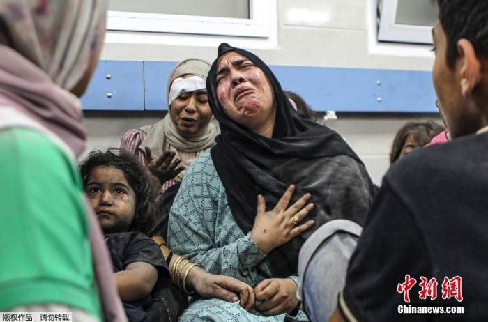 資料圖：當?shù)貢r間10月17日，以色列對加沙城發(fā)動空襲后，al-Shifa醫(yī)院里受傷的巴勒斯坦人。