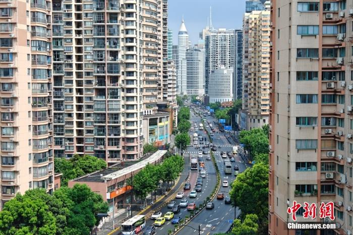 資料圖：上海黃浦區(qū)“老西門”西藏南路附近高樓林立，交通繁忙，都市風(fēng)景獨(dú)好。 /CNSphoto 王岡 攝