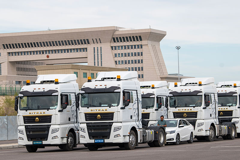 9月6日，在霍爾果斯公路口岸等待出口的車輛。（圖源：新華社）