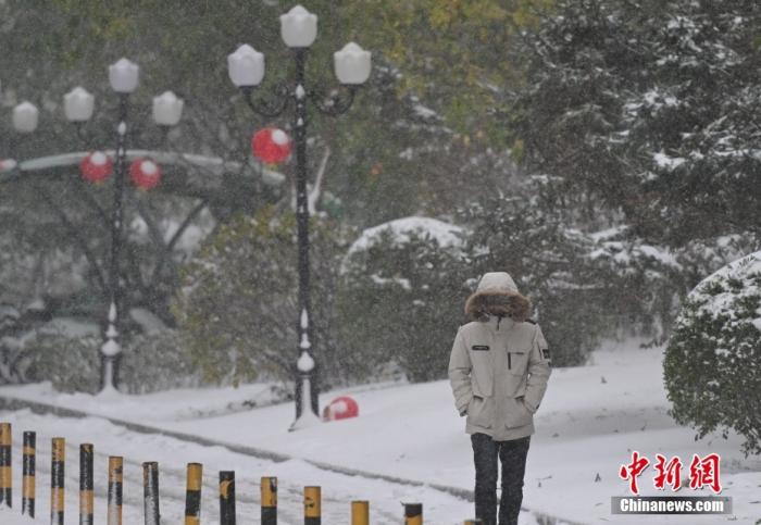 圖為市民在雪中出行。 <a target='_blank' href='/' >中新網(wǎng)</a>記者 于海洋 攝