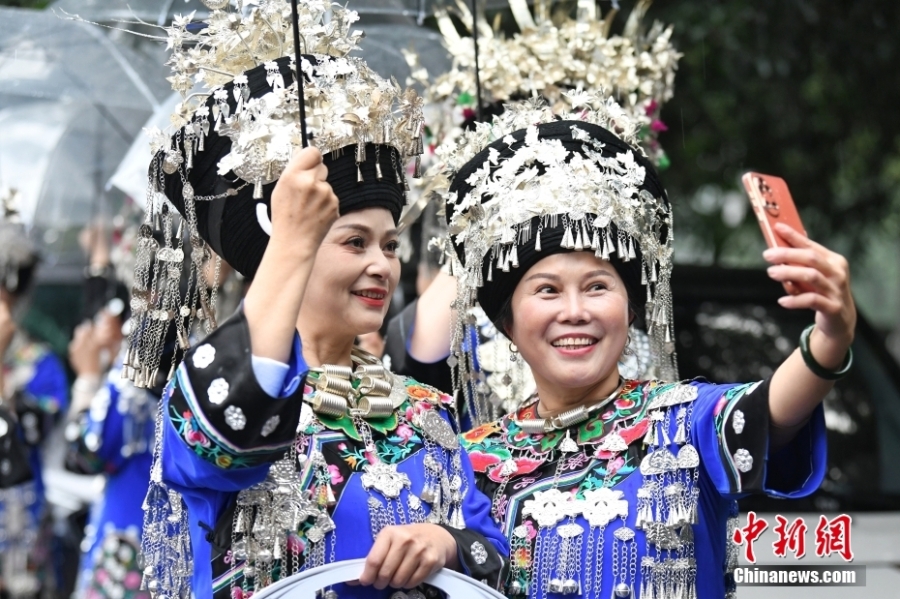 湖南鳳凰古城上演苗族“河上服飾秀”