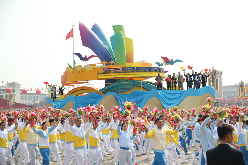 2019年10月1日上午，慶祝中華人民共和國(guó)成立70周年大會(huì)在北京天安門(mén)廣場(chǎng)隆重舉行。這是群眾游行中的“人類(lèi)命運(yùn)共同體”方陣。（圖源：新華社）