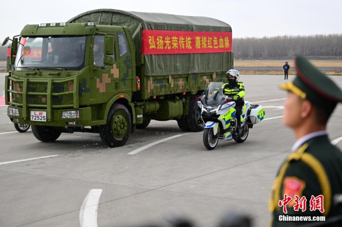 圖為儀式結(jié)束后，志愿軍烈士遺骸棺槨被護(hù)送前往沈陽抗美援朝烈士陵園。<a target='_blank' href='/' >中新網(wǎng)</a>記者 于海洋 攝