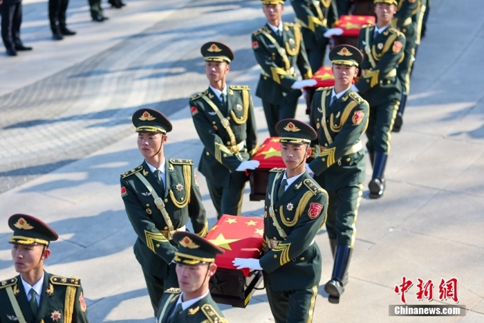 英雄回家丨第十批在韓中國人民志愿軍烈士遺骸安葬儀式在沈陽舉行