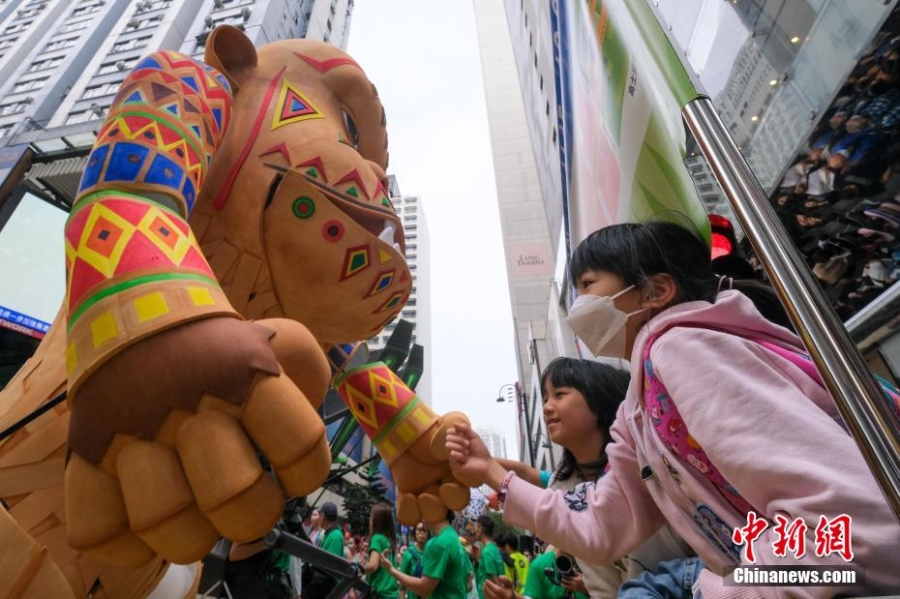 香港舉行藝趣嘉年華巡游 巨型木偶銅鑼灣街頭與民同樂