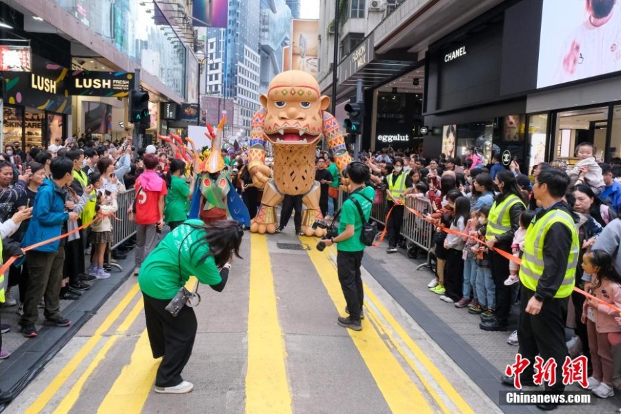 香港舉行藝趣嘉年華巡游 巨型木偶銅鑼灣街頭與民同樂(lè)