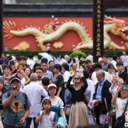 “五一”假期旅游市場火爆 中國經(jīng)濟(jì)“再上新臺階”