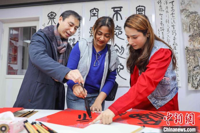 山東青島：外國(guó)友人體驗(yàn)中國(guó)皮影戲感受傳統(tǒng)文化魅力