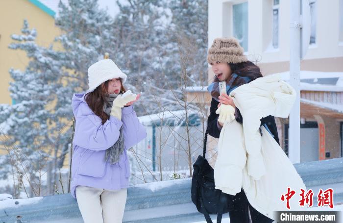 山東威海：游客體驗雪與海的浪漫