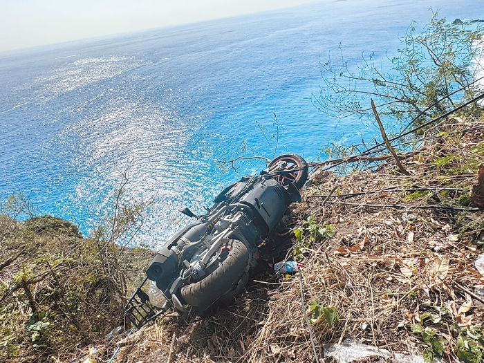 有民眾發(fā)現(xiàn)一輛摩托車懸掛在臺(tái)9線公路一處懸崖邊。 圖片來(lái)源：臺(tái)灣“中時(shí)新聞網(wǎng)”