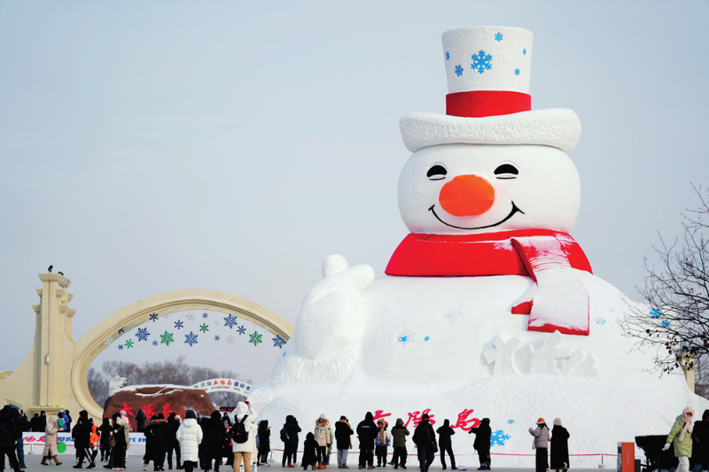 游客在哈爾濱太陽島雪博會園區(qū)游玩（2024年1月1日攝） 王建威 攝