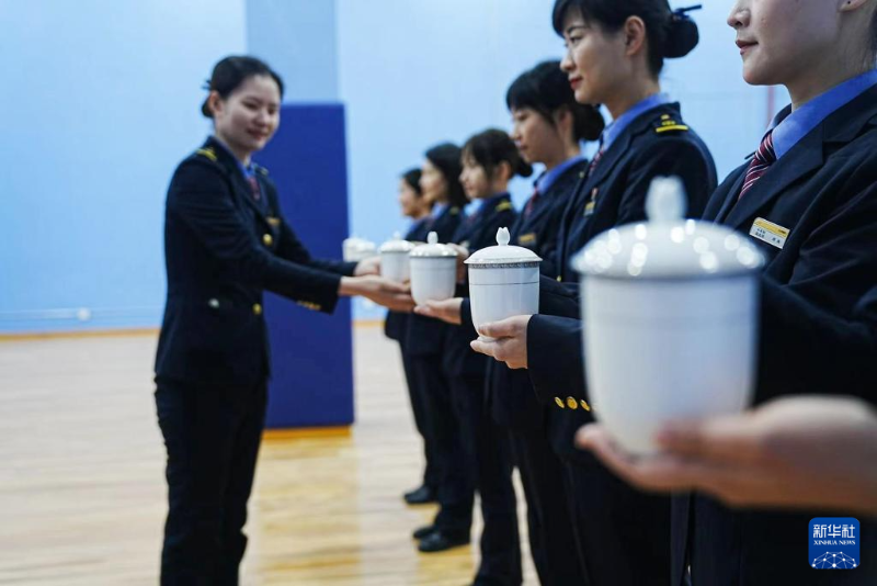 1月12日，鐵路客運(yùn)服務(wù)人員在合肥火車站進(jìn)行服務(wù)禮儀培訓(xùn)。（圖源：新華社）