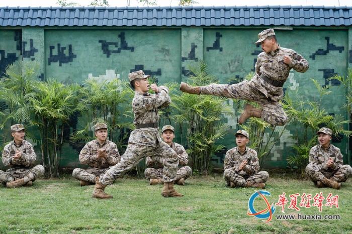 圖4、官兵正在進行擒敵技法訓(xùn)練（李慶  攝）_副本