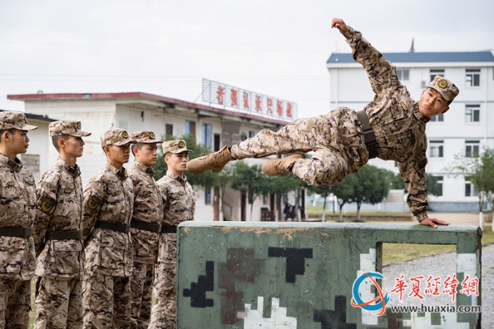 圖6、官兵在進行通過矮墻障礙訓(xùn)練（李慶  攝）_副本