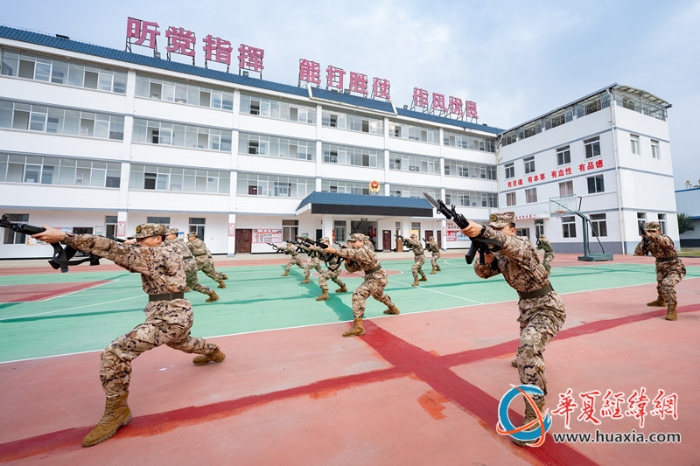 圖1、官兵開展刺殺訓(xùn)練（李慶  攝）_副本