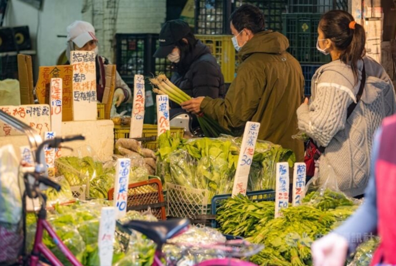 圖為臺灣民眾24日上午到臺北市木新市場采買蔬菜。（圖源：臺灣“中央社”）