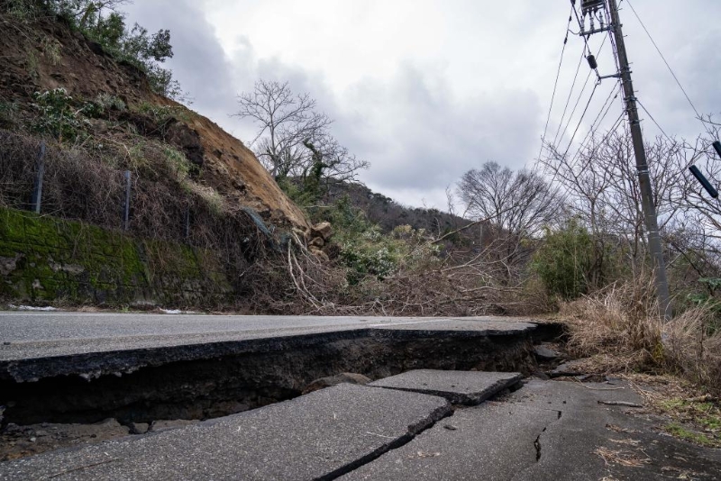 1月2日，在日本石川縣羽咋郡，道路被地震損壞。（圖源：新華社）