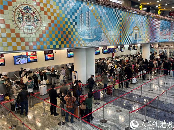 圖為離境旅客有序排隊(duì)辦理登機(jī)牌。人民網(wǎng)記者 富子梅攝