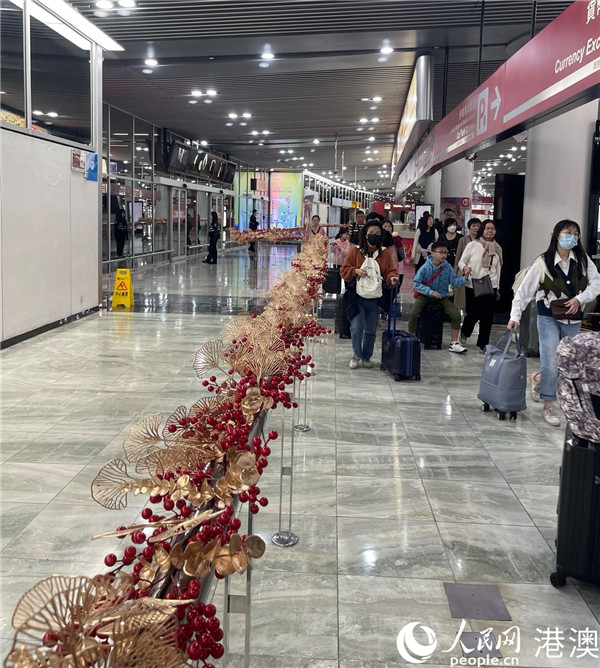 圖為澳門國際機(jī)場精心裝扮到達(dá)層迎接抵澳旅客。人民網(wǎng)記者 富子梅攝